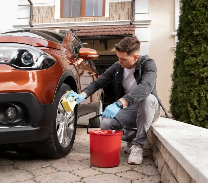 Lavage auto à domicile Prompsat : professionnel intervenant sur un véhicule